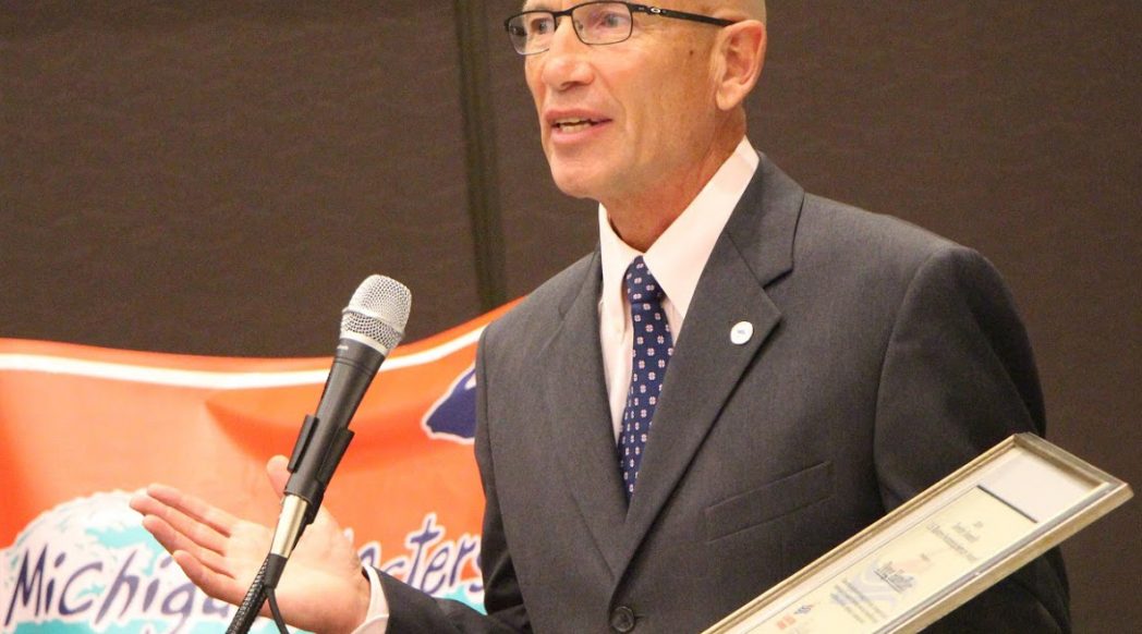 Doug Handler is Awarded the 2016 Dorothy Donnelly Service Award